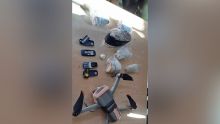 Saisie de 394 cigarettes et de téléphones miniatures - Prison de Beau-Bassin : drone à terre, trafic en l’air 