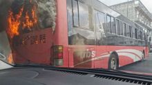 À Port-Louis : Un autobus en proie aux flammes