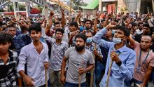 Bangladesh : des milliers d'ouvriers du textile bloquent des routes