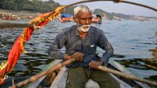 Inde: des bateaux ancestraux pour les bains sacrés de la Kumbh Mela