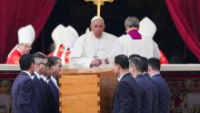 Dernier hommage de François à Benoît XVI devant les fidèles à Saint-Pierre