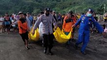 Au moins 10 Indonésiens tués par de fortes vagues en méditant sur une plage