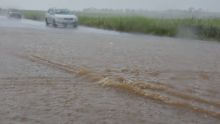 En images : des routes inondées à Flacq