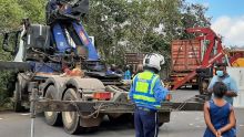 Accident à Bois-Marchand : remorquage du camion renversé qui a provoqué un embouteillage sur l'autoroute