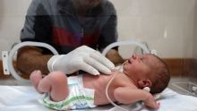 Un bébé sauvé du ventre d'une Palestinienne enceinte tuée après une frappe à Gaza