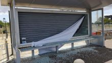 Un panneau vitré de l’abribus de Trianon vole en éclats : des personnes légèrement blessées