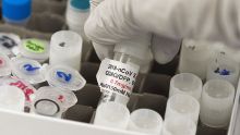 Virus: près de 900.000 morts, suspension des essais du vaccin d'Oxford