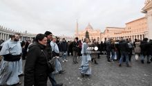 Les fidèles affluent pour saluer le corps de Benoît XVI à Saint-Pierre de Rome