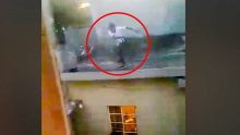 Beau-Bassin : un homme filmé en train de lancer des pierres sur la maison de son voisin