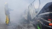 [En images] St-Jean, Quatre-Bornes : une voiture ravagée par le feu