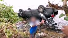 Bambous-Virieux : une voiture finit les quatre roues en l’air dans un barachois 