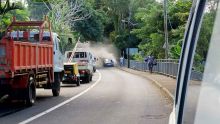 Une voiture prend feu à Surinam 