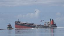 La barge de récupération du carburant connectée au Wakashio, comité de crise avec le PM au parc marin de Blue-Bay à 16 heures
