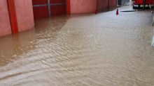 Pluies torrentielles : accumulations d’eau à New Mosque Road, à Chemin-Grenier, après seulement 15 minutes de pluie, selon des habitants