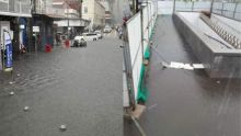 Avertissements de fortes pluies : accumulations d’eau à l’entrée du Port-Louis Waterfront 