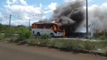 Riche-Terre : un bus ravagé par les flammes 