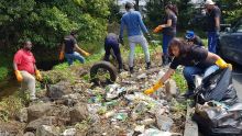 Journée mondiale du nettoyage : des jeunes dépolluent une rivière de leur quartier
