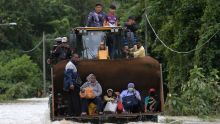 [En images] 28 000 Malaisiens fuient les inondations, des villageois évacués en pelleteuse