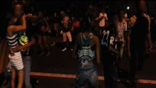 «Soirée malade à Flic-en-Flac»: des jeunes dansant sur la route empêchent des voitures de circuler