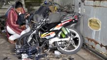 Un motocycliste meurt sous les roues d’un van