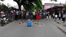 Coupures d’eau: des habitants de Plaine-Magnien descendent dans la rue