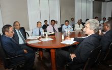 Vishnu Lutchmeenaraidoo rencontre une équipe du FMI