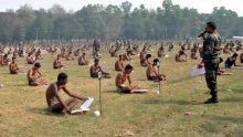 Inde: des candidats à l’armée passent leurs examens en slip