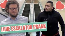 Le succès d’un canular qui a surpris des hommes sur un escalator