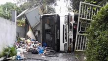 Un camion à ordures se renverse à Allée-Brillant: un mort et deux blessés graves