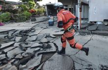 Japon: dix morts dans un nouveau séisme, de nombreux habitants pris au piège