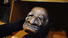 Le masque japonais sosie de Chirac arrive au musée du quai Branly