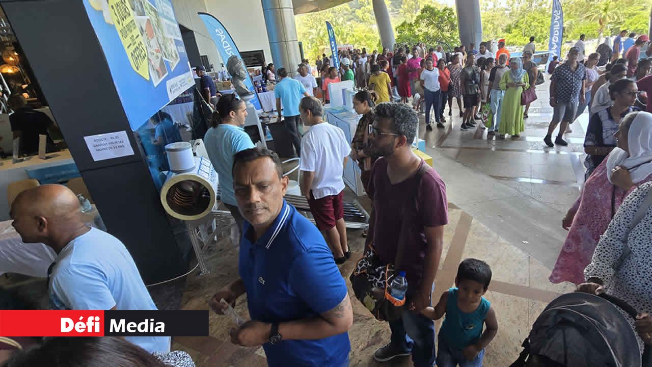 Les visiteurs du salon ont pris leur mal en patience à l’entrée du SVICC, prêts à dénicher les meilleures offres.