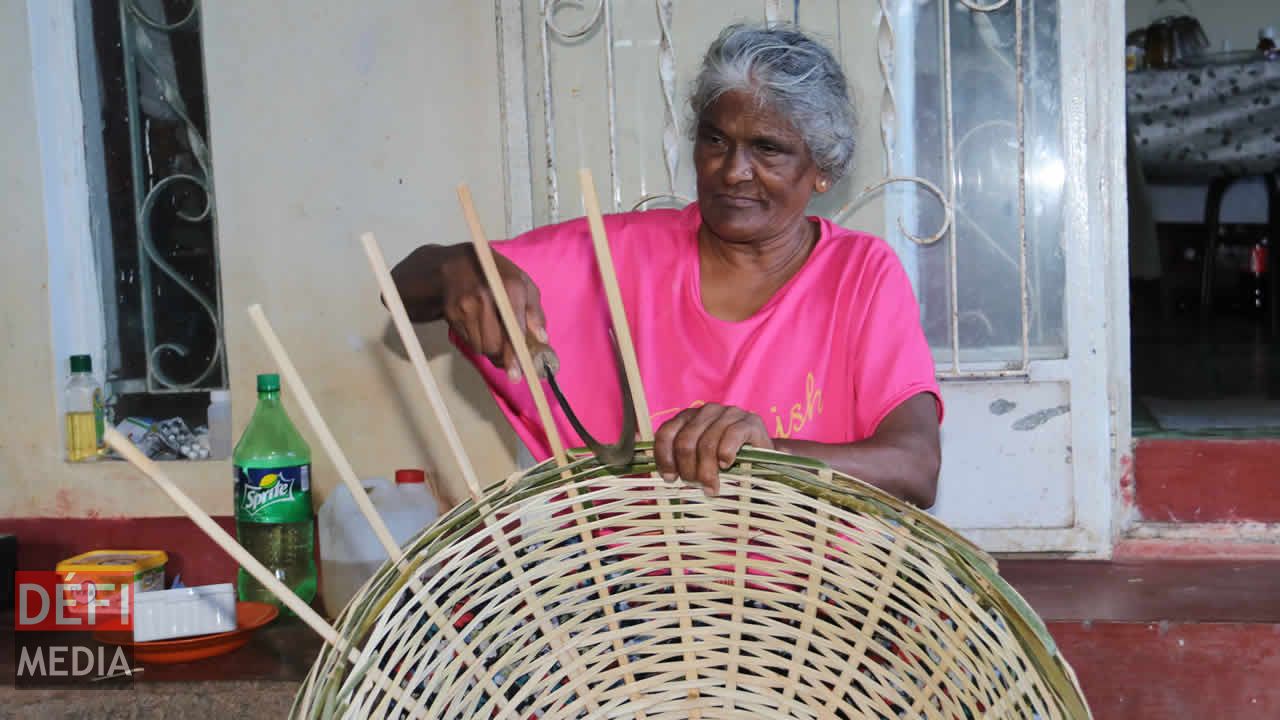 Dharma Ramtohul tressant un panier. Savoir-faire d’antan