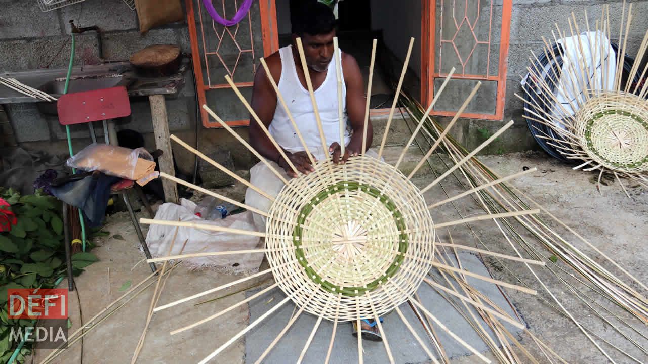 Rajesh Ramtohul en plein tressage. Savoir-faire d’antan
