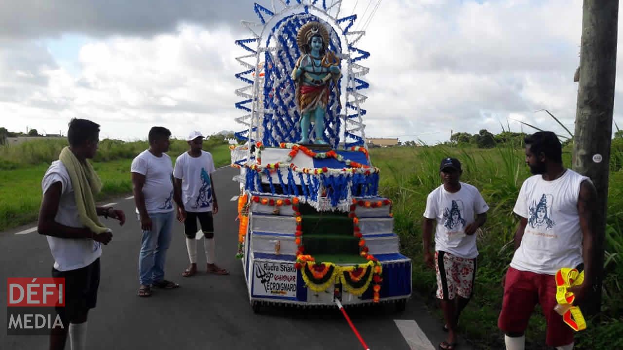 Les habitants d’Écroignard n’ont pas manqué de placer le logo de leur radio préférée, Radio Plus, sur leur ‘kanwar’. Maha Shivaratri