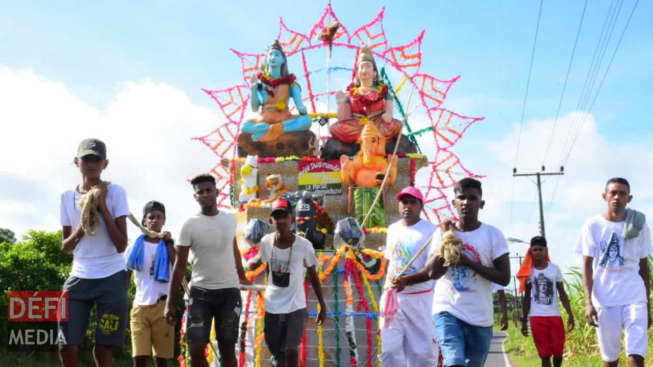 Des pèlerins venant de Providence, fiers de leur ‘kanwar’ décoré de divinité hindoue. Maha Shivaratri