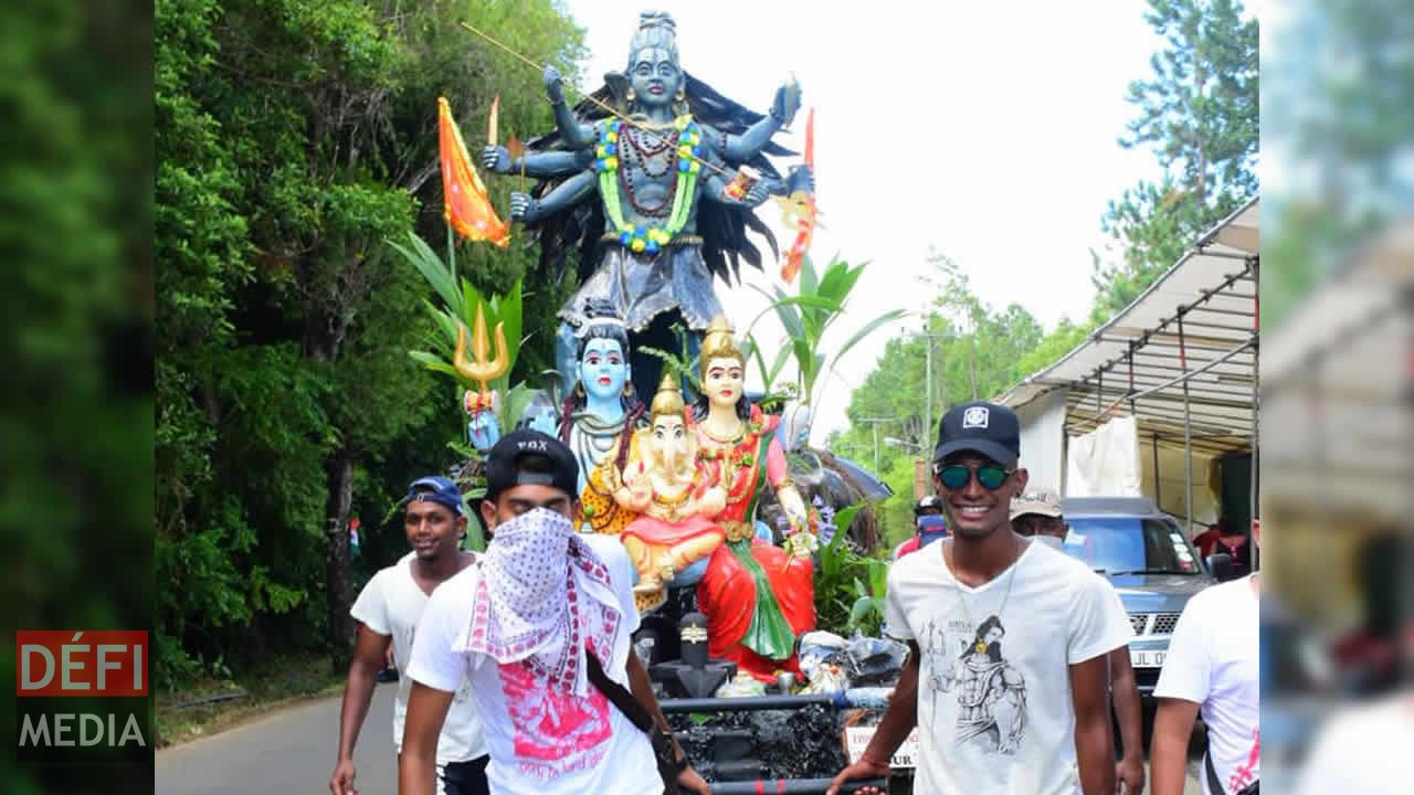 Des chariots sont utilisés pour tirer des ‘kanwars’, trop lourds à porter sur les épaules. Maha Shivaratri