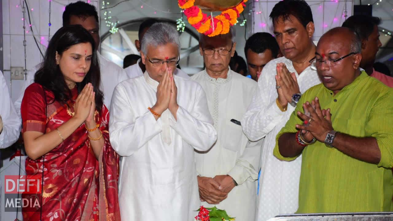 Le Premier ministre Pravind Jugnauth et son épouse Kobita Jugnauth ont participé aux célébrations de la fête Maha Shivratri, jeudi soir (28 février) à Grand-Bassin. Le chef du gouvernement était l’invité d’honneur du Hindu Maha Sabha. Plusieurs ministres, dont SAJ, étaient présents. Pravind Jugnauth sera à nouveau au Ganga Talao ce vendredi où il participera au Rudra Maha Yajna. Maha Shivaratri