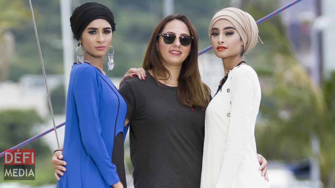 Shameema Alladin-Joomye (au centre) posant avec ses mannequins. Shameema Alladin-Joomye