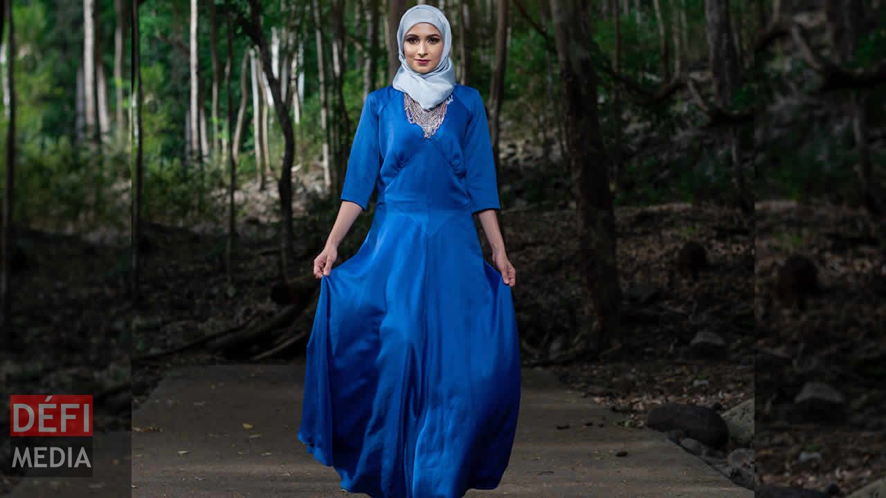Cobalt est une robe en satin avec des découpes devant, au niveau de la taille avec le bas évasé avec quatre panneaux. Shameema Alladin-Joomye