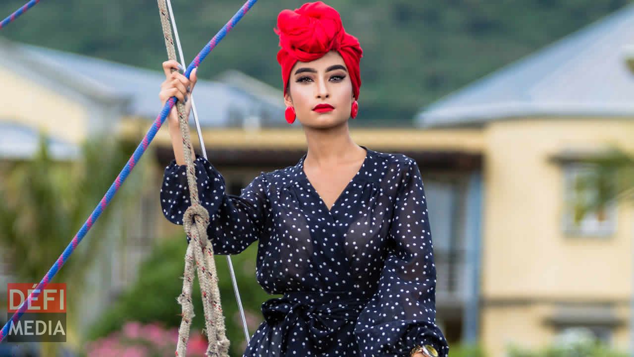 French Touch est un pantalon patte def et une tunique en coton, dont la découpe est dans le dos. Shameema Alladin-Joomye