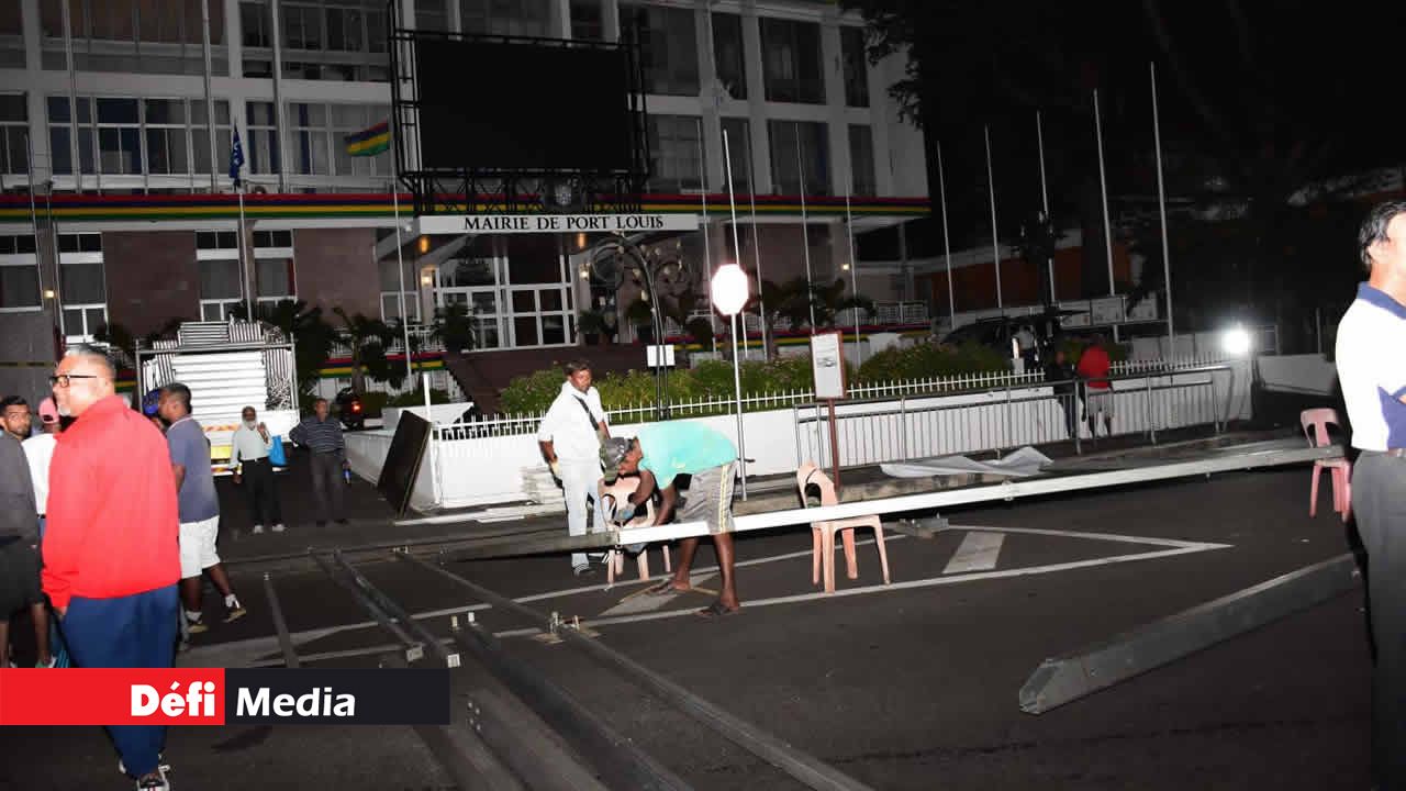 Vers 20 heures, hier, les préparatifs allaient bon train à Port-Louis.