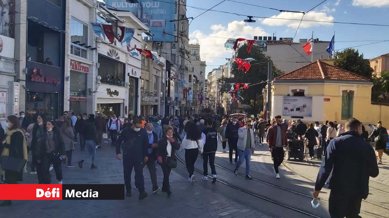 À la place Taksim, lieu très animé d’Istanbul, jeunes, vieux et touristes se mélangent.
