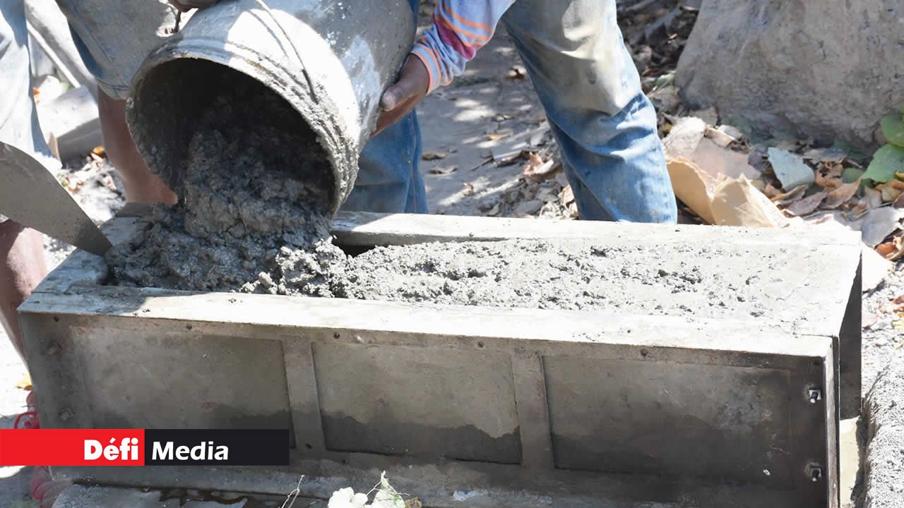 Des tombes en pierre, béton, rocksand et granite sont proposées.