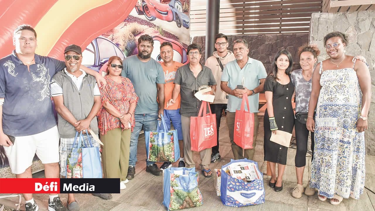 Les gagnants de la finale de domino et de carrom, entourées par l’équipe marketing de Radio Plus.