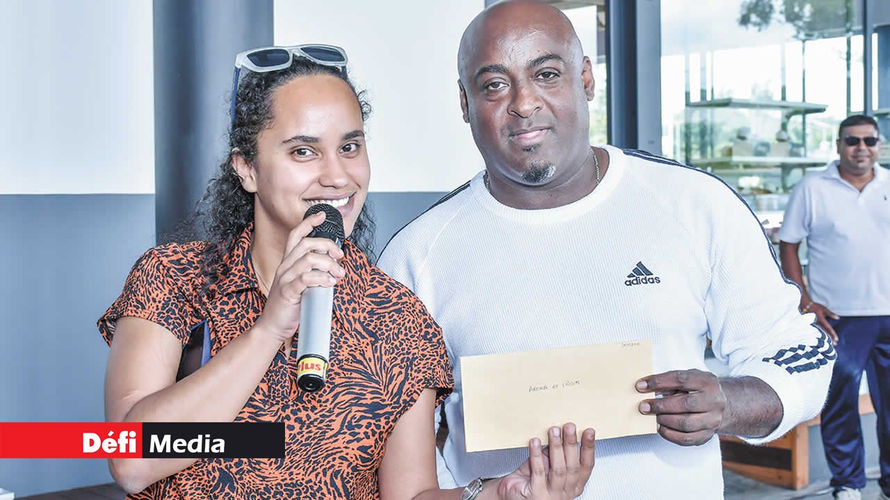 Pour le jeu-concours Questions-Réponses, Sergio René a reçu un bon remis par l’animatrice de Radio Plus, Océane.