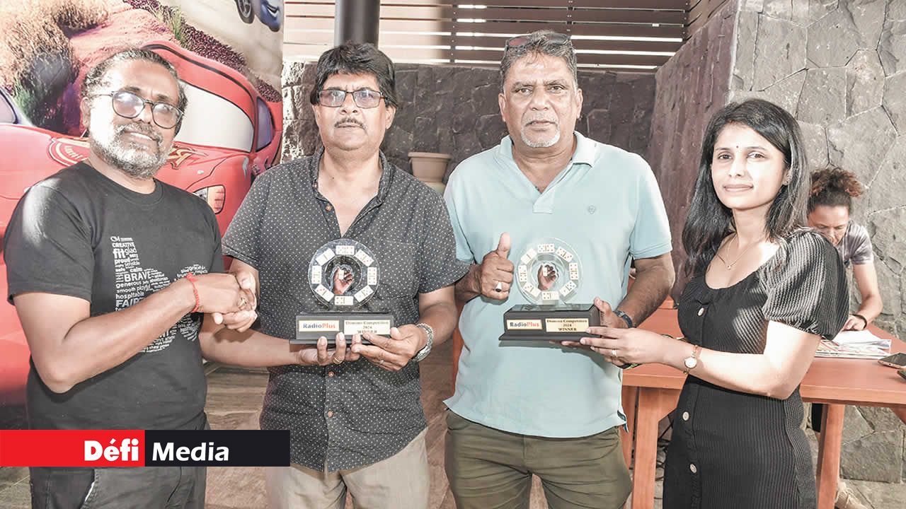 Venen Coolen et Ajaighee Beekharry récompensant les gagnants du tournoi de domino, le duo Abdool Cader Illaiee et Nizam Abdoolakhan.