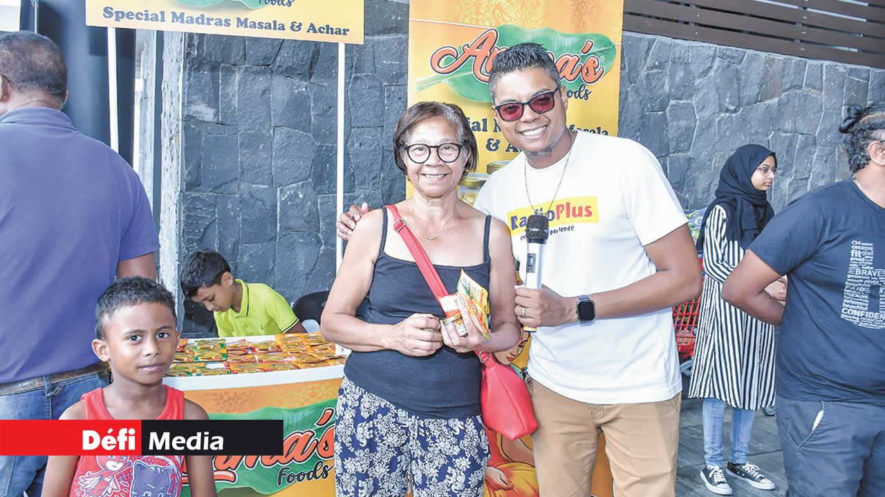 Mme Rose, de Curepipe, a reçu un lot de produits Amma’s Food des mains de l’animateur Brandon Spinelli.
