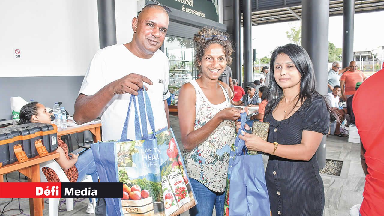 Le duo Julio Moorghen et Priscille Marden, de Beau-Bassin, récupère fièrement son « gift pack » remis par Ajaighee Beekarry.