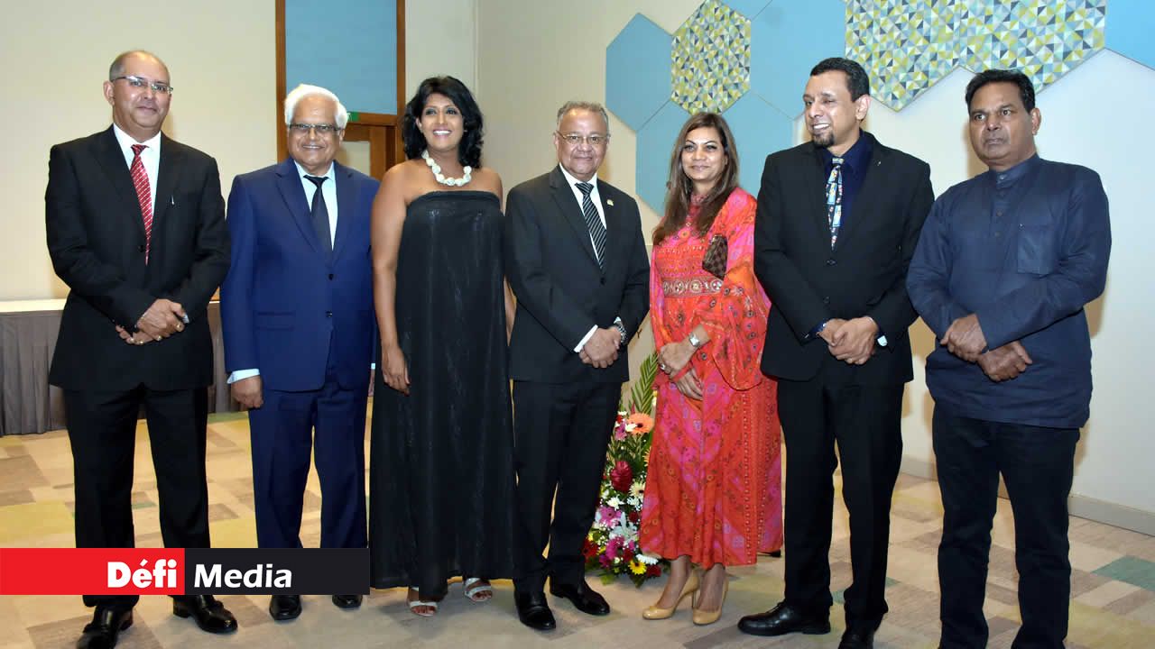 Les membres du jury en compagnie du président du Media Trust, Chayman Surajbali et du président de la République par intérim Eddy Boissezon : (de g. à d.) Bernard Saminaden, Chayman Surajbali, Deepa Bhookhun-Rainer (présidente du jury), Eddy Boissezon, Roukaya Kasenally, Rajen Bablee et Nanda Armoogum. Prix Nicolas-Lambert
